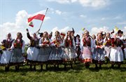 Członkowie zespołu folklorystycznego oczekują na przylot papieża Franciszka na krakowskim lotnisku Balice