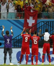 Piłkarze Szwajcarii dziękują kibicom za doping w meczu z Hondurasem