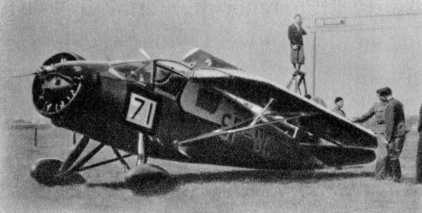 Polski samolot turystyczny RWD-9 Jerzego Bajana podczas próby składania skrzydeł podczas Międzynarodowych Zawodów Samolotów Turystycznych Challenge 1934, źr. Wikimedia Commons/dp