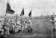 Gen. Józef Haller składa przysięgę na sztandar I Pułku Strzelców i obejmuje dowództwo nad armią polską powstałą we Francji, 6 października 1918