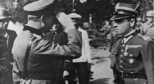 Kapitulacja Westerplatte, na zdjęciu Henryk Sucharski i Friedrich Eberhardt. W uznaniu bohaterstwa i niezłomnego ducha załogi Westerplatte, dowództwo niemieckie pozwoliło majorowi Henrykowi Sucharskiemu odejść do niewoli z szablą przy boku.  7 września 1939