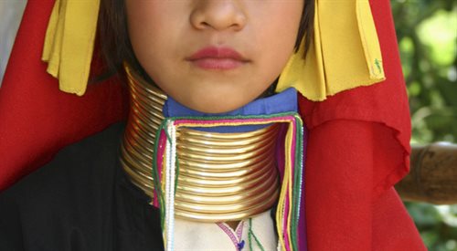 Obręcze optycznie wydłużające szyję noszą kobiety z plemienia Karen