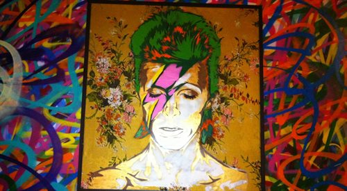 Kultura remiksu, śmierć autora, potęga plagiatu - to hasła, którymi najczęściej opisywana jest nasza współczesność (na zdjęciu postać Davida Bowiego wpleciona przez artystę Mr. Brainwasha w zupełnie nowy kontekst)