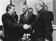 Wizyta Lecha Wałęsy w biurze RWE w Warszawie. W głębi Jezry Bekker, za nim Andrzej Drzycimski (częściowo zasłonięty), z prawej Maciej Wierzyński (Warszawa, 1992 r.)