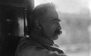 Józef Piłsudski, marszałek Polski w pociągu. Zdjęcie zrobione w latach 1922-1926