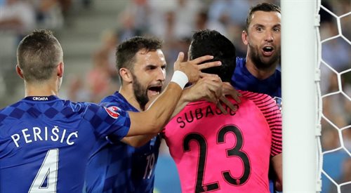 Piłkarze Chorwacji  gratulują Danijelowi Subasiciowi obronionego karnego