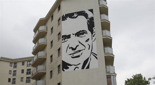 Przedstawiający wizerunek Karola Modzelewskiego mural Wilhelma Sasnala na ścianie budynku przy ulicy gen. Rudnickiego 6 w Warszawie
