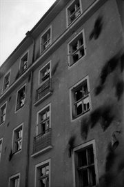 Ostrzelany i podpalony budynek siedziby Urzędu Bezpieczeństwa. Poznań, czerwiec 1956