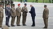 Minister obrony narodowej Antoni Macierewicz wręcza wyróżnienia i medale żołnierzom i pracownikom cywilnym wojska