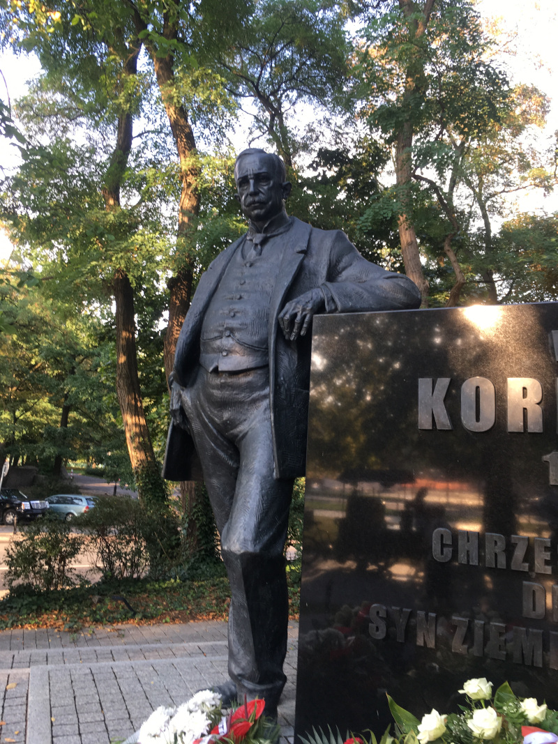 Pomnik Wojciecha Korfantego w Warszawie, u zbiegu Alei Ujazdowskich i ul. Agrykola niedaleko Trójki