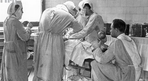 Lekarz i personel pomocniczy podczas operacji w szpitalu w Krakowie (1943)