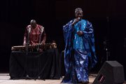 Kassé Mady Diabaté z zespołem na scenie 