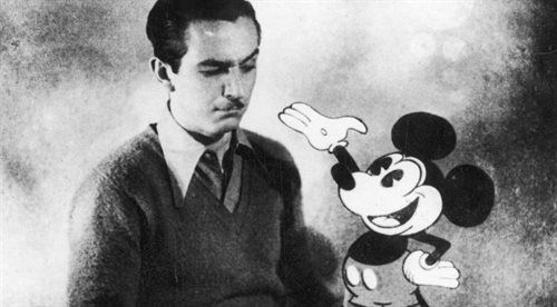 Walt Disney, reżyser, autor i producent filmów, animator. Fotografia sytuacyjna z postacią Myszki Miki