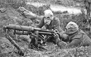 Brytyjscy żołnierze w maskach przeciwgazowych w czasie bitwy nad Sommą, lipiec 1916 roku
