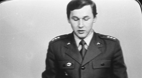 Od chwili wprowadzenia stanu wojennego - od 13.12.1981- przez parę tygodni dziennik TV nadawany był ze studia w jednostce wojskowej przy ul. Żwirki i Wigury w Warszawie. Prezenterzy przebrani w wojskowe mundury czytali komunikaty WRON
