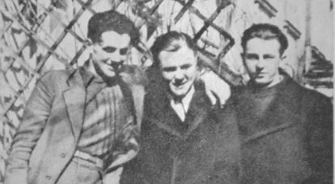 Jan Rodowicz (z prawej) z kolegami – Sławomirem Szymankiewiczem ps. Czarnota (z lewej) oraz Józefem Saskim ps. Katoda (w środku). 