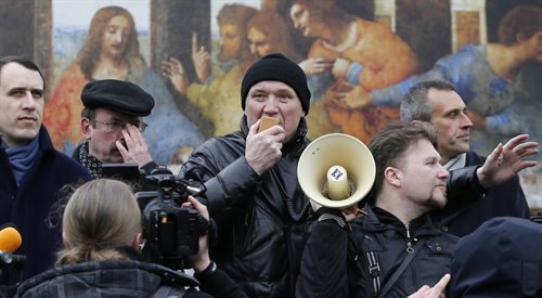 Liderzy opozycji przemawiają podczas wiecu przeciw dyktatorowi Łukaszence. Pierwszy z lewej stoi Paweł Siewiaryniec