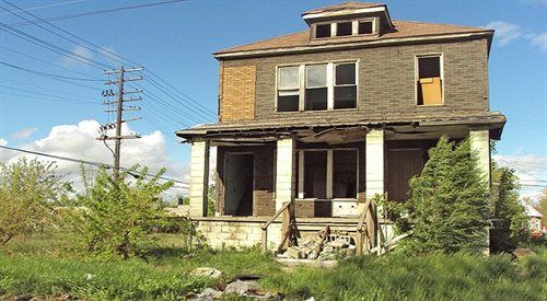 Opuszczony dom w Detroit. Widok budynków powoli przejmowanych przez naturę jest typowy dla dawnej przemysłowej metropolii