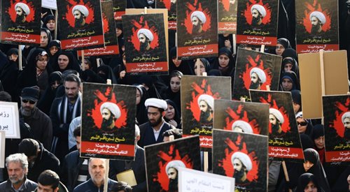 Antysaudyjska demonstracja w Teheranie. Na plakatach zdjęcie szejka Nimra al-Nimra