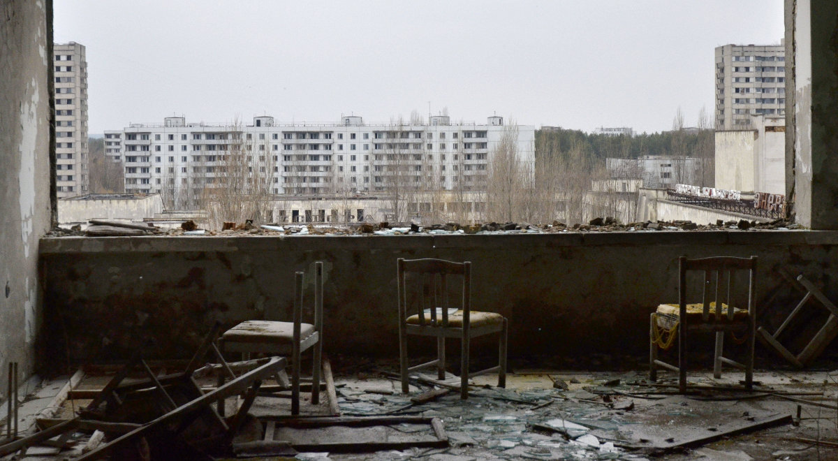 Widok z okna jednego z bloków Prypeci. Wybuch w elektrowni jądrowej w Czarnobylu miał miejsce 26 kwietnia 1986 roku, skażeniu promieniotwórczemu uległ obszar od 125 000 do 146 000 km na pograniczu Białorusi, Ukrainy i Rosji. W efekcie skażenia ewakuowano i przesiedlono ponad 350 000 osób