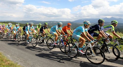 Tour de Pologne 2013, V etap Nowy Targ-Zakopane, o długości 160,5 km. Peleton na trasie w Rzepiskach