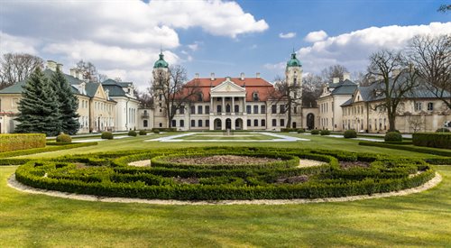 Pałac zbudowany został w latach 1736-1742 przez wojewodę chełmińskiego Michała Bielińskiego, a zaprojektowany prawdopodobnie przez włoskiego architekta Józefa II Fontanę