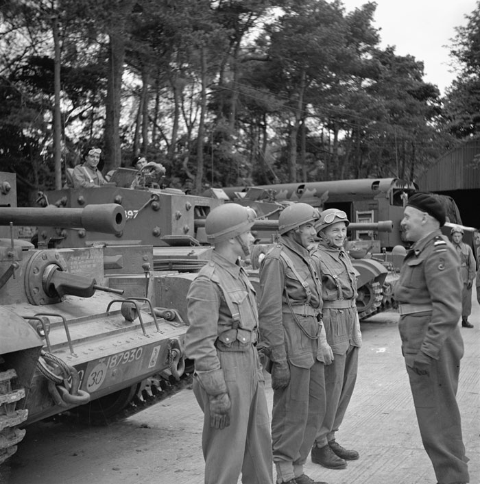 Dowódca I Dywizji Pancernej Wojska Polskiego gen. Stanisław Maczek (pierwszy od prawej) podczas ćwiczeń przed wyruszeniem na front (Szkocja, 14.07.1944 r.). fot.: PAP/CAF/Datko