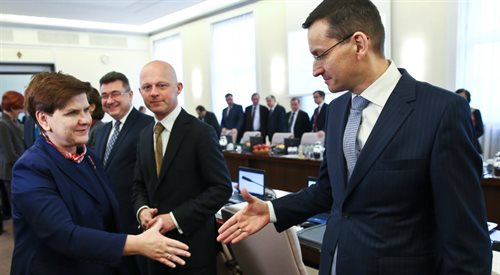 Premier Beata Szydło (z lewej), Paweł Szałamacha (w środku) i Mateusz Morawiecki (z prawej) podczas rządowego posiedzenia