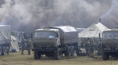 Rosyjscy żołnierze na Krymie. Na zdjęciu pojazdy wojskowe, z których usunięto tablice