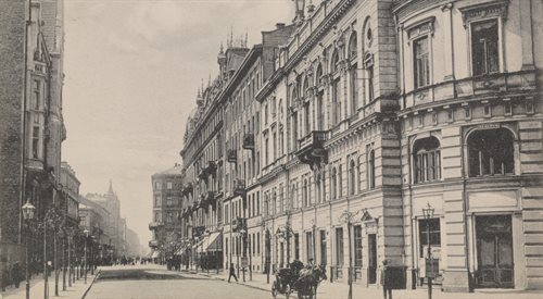 Pocztówka przedstawiająca ulicę Sienną na początku XX wieku