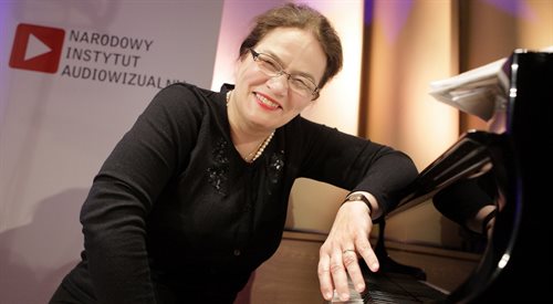 Ewa Pobłocka była laureatką Konkursu Chopinowskiego w 1980. Otrzymała też nagrodę Polskiego Radia za najlepsze wykonanie mazurków Chopina