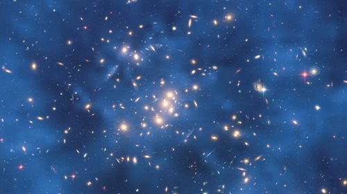 Mozaika zdjęć gromady galaktyk CL0024+17 zrobionych przez Kosmiczny Teleskop Hubblea, pokazująca soczewkowanie grawitacyjne pierścienia ciemnej materii