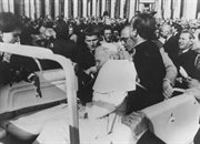 Jan Paweł II, postrzelony w brzuch i rękę, upada w ramiona m.in. ks. Stanisława Dziwisz, osobistego sekretarza papieża. Watykan, 13.05.1981