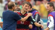 Thomas Mueller odbiera gratulacje od Juergena Klinsmanna, trenera USA