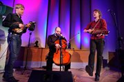 Anders Löfberg – wiolonczela, Magnus Zetterlund – mandolina oraz Erik Rydvall – nyckelharpa