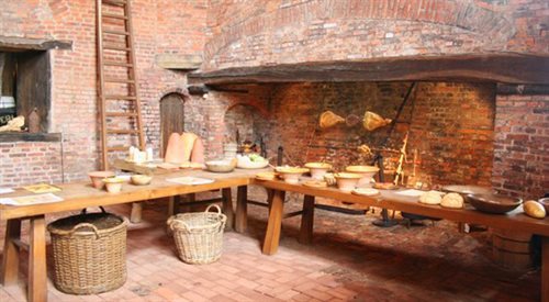 Kuchnia w zamku z okresu późnego średniowiecza