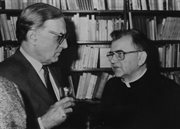 Odczyt o Radiu Wolna Europa i przyjęcie u Ojców Pallotynów. Widoczny od lewej: Marek Łatyński i ksiądz Aloizy Orszulik. Paryż, 24.11.1989