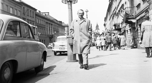 Mieczysław Fogg podczas spaceru po Warszawie w 1961 roku