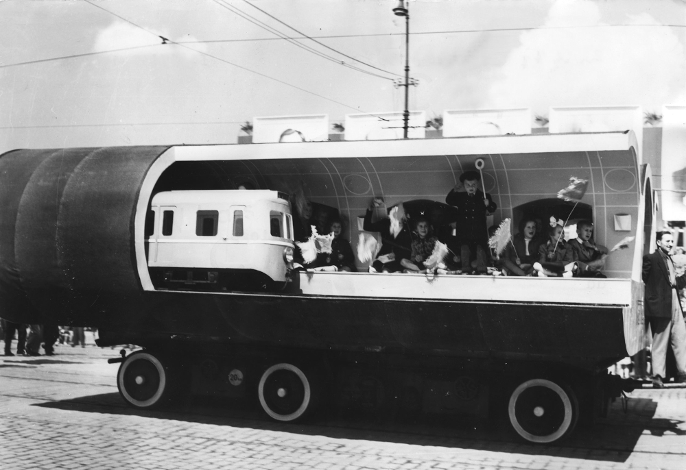 Makieta metra warszawskiego prezentowana na pochodzie pierwszomajowym w Warszawie w 1953 roku. Fot. PAP/Wdowiński