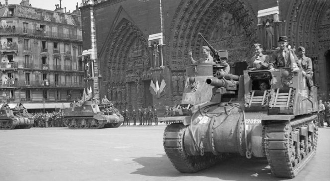 26 sierpnia 1944, alianckie wojsko przed katedrą Notre-Dame w Paryżu/Wikimedia Commons/dp
