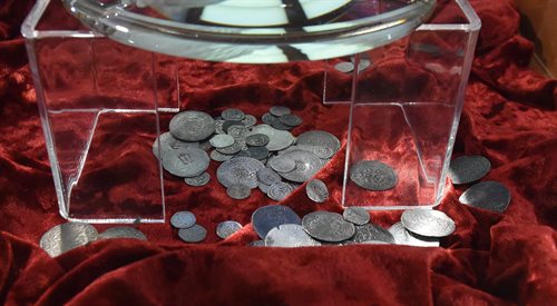 Monety pochodzące ze znaleziska pana Bogusława Szwichtenberga zaprezentowane w 2016 r. podczas wręczenia nagród MKiDN za przypadkowe odkrycia zabytków archeologicznych