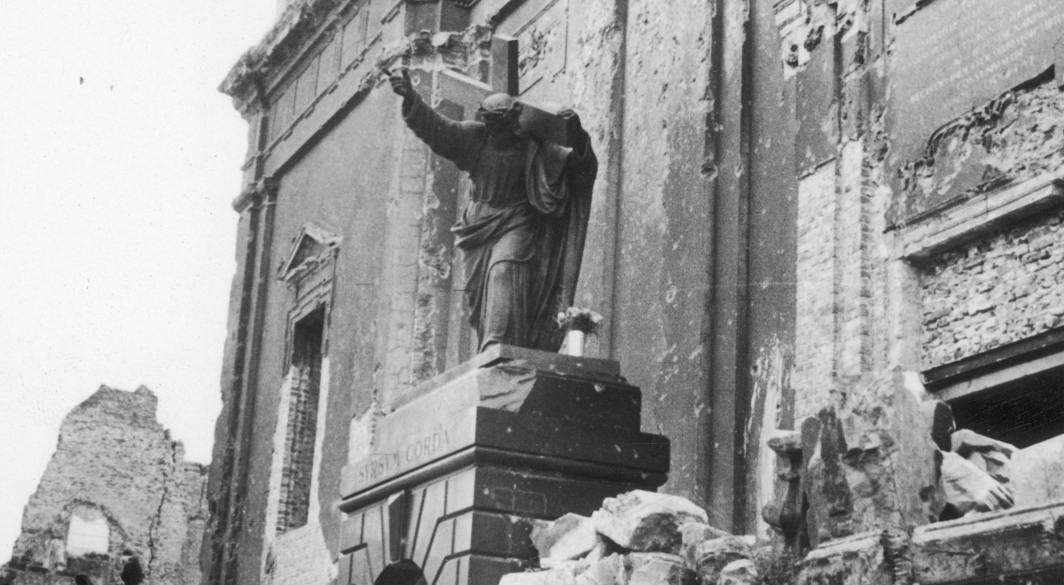 Figura Chrystusa przed zniszczoną Bazylika Świętego Krzyża w Warszawie.