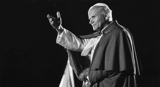 Papież Jan Paweł II błogosławi wiernych zebranych wieczorem pod kościołem św. Karola Boromeusza w Wiedniu 12. września 1983, trzeciego dnia pielgrzymki do Austrii.