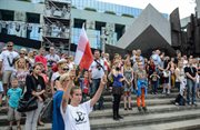 Na placu Krasińskich przy Pomniku Powstania Warszawskiego warszawiacy minutą ciszy oddają hołd uczestnikom powstańczego zrywu.