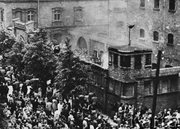 Manifestanci opanowują centralne więzienie przy ulicy Młyńskiej, godz. 9.30-11. Poznań, czerwiec 1956 