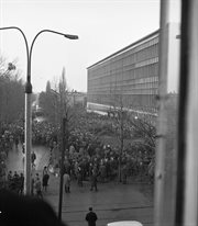 Na znak protestu przeciwko represjom wobec kolegów z Uniwersytetu Warszawskiego studenci zorganizowali manifestację przed biblioteką Uniwersytecką. Biblioteka znajduje się u zbiegu ulic Narutowicza i Matejki. Łódź, marzec 1968 roku.