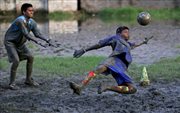 Nie ważny deszcz. Nawet w zalanej deszczem Kalkucie grają w piłkę tak jak w Brazylii 