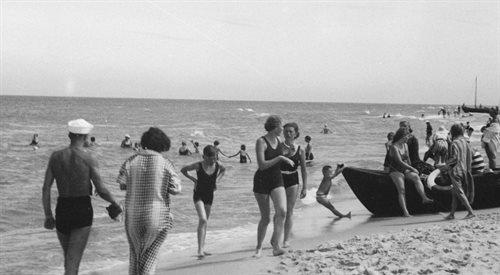 Plażowicze nad polskim morzem w 1935 roku.