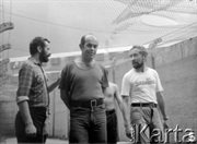 Na spacerniaku od lewej: Jan Rulewski, Jacek Kuroń, Janusz Onyszkiewicz w więzieniu w Białołęce, 1982. Fotografia z zestawu zdjęciowego 