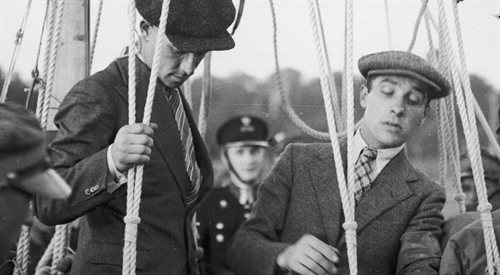 Piloci balonowi kapitan Zbigniew Burzyński (z prawej) i porucznik Władysław Wysocki przed lotem balomem Polonia II, 1935.